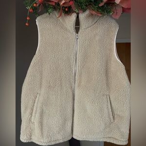 Women’s size 2X fleece vest. Perfect for autumn weather.